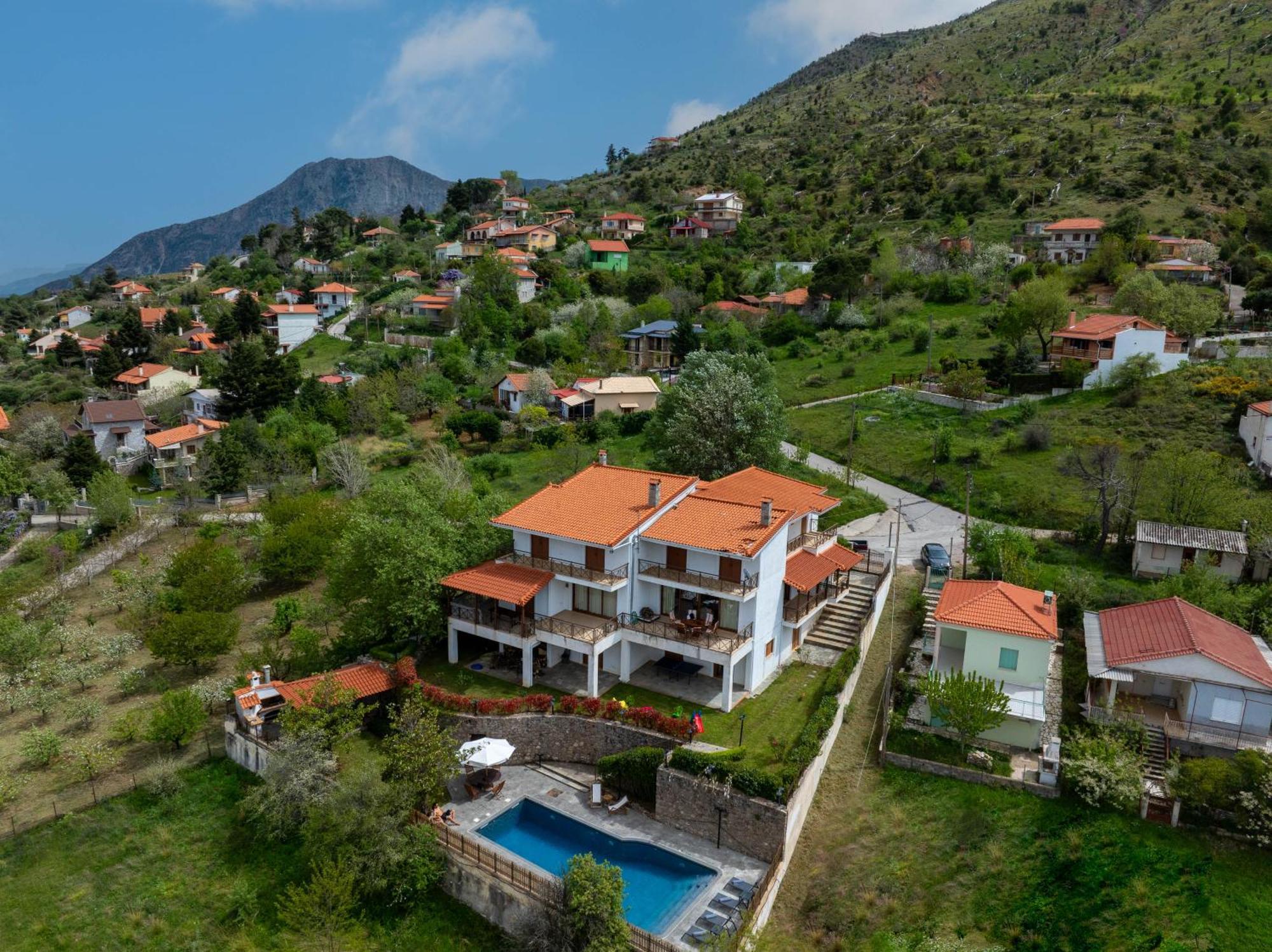 Traditional Luxury Villa Armonia Aigio Bagian luar foto