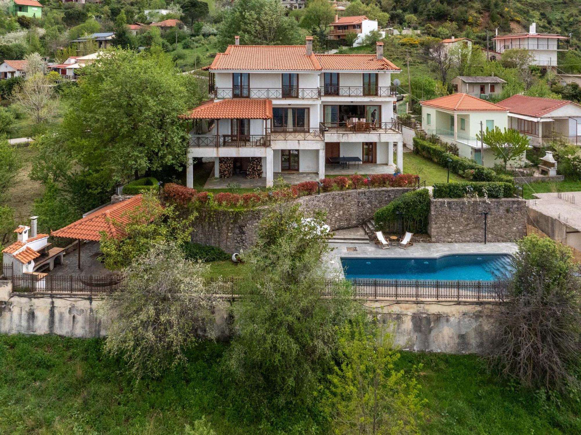 Traditional Luxury Villa Armonia Aigio Bagian luar foto