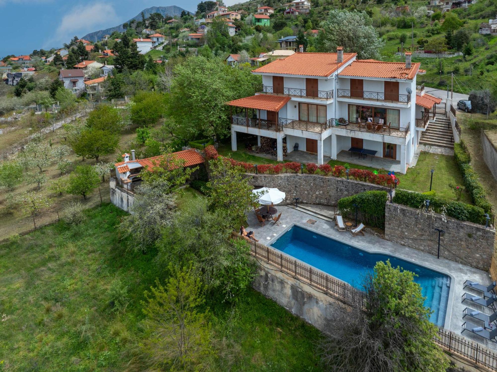 Traditional Luxury Villa Armonia Aigio Bagian luar foto