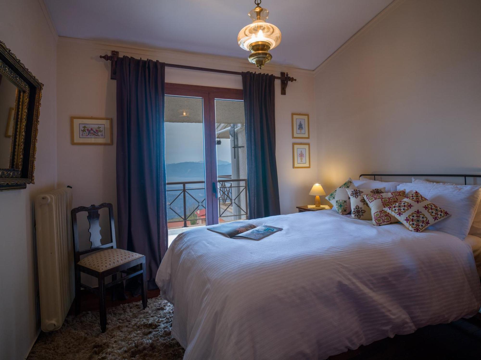 Traditional Luxury Villa Armonia Aigio Bagian luar foto