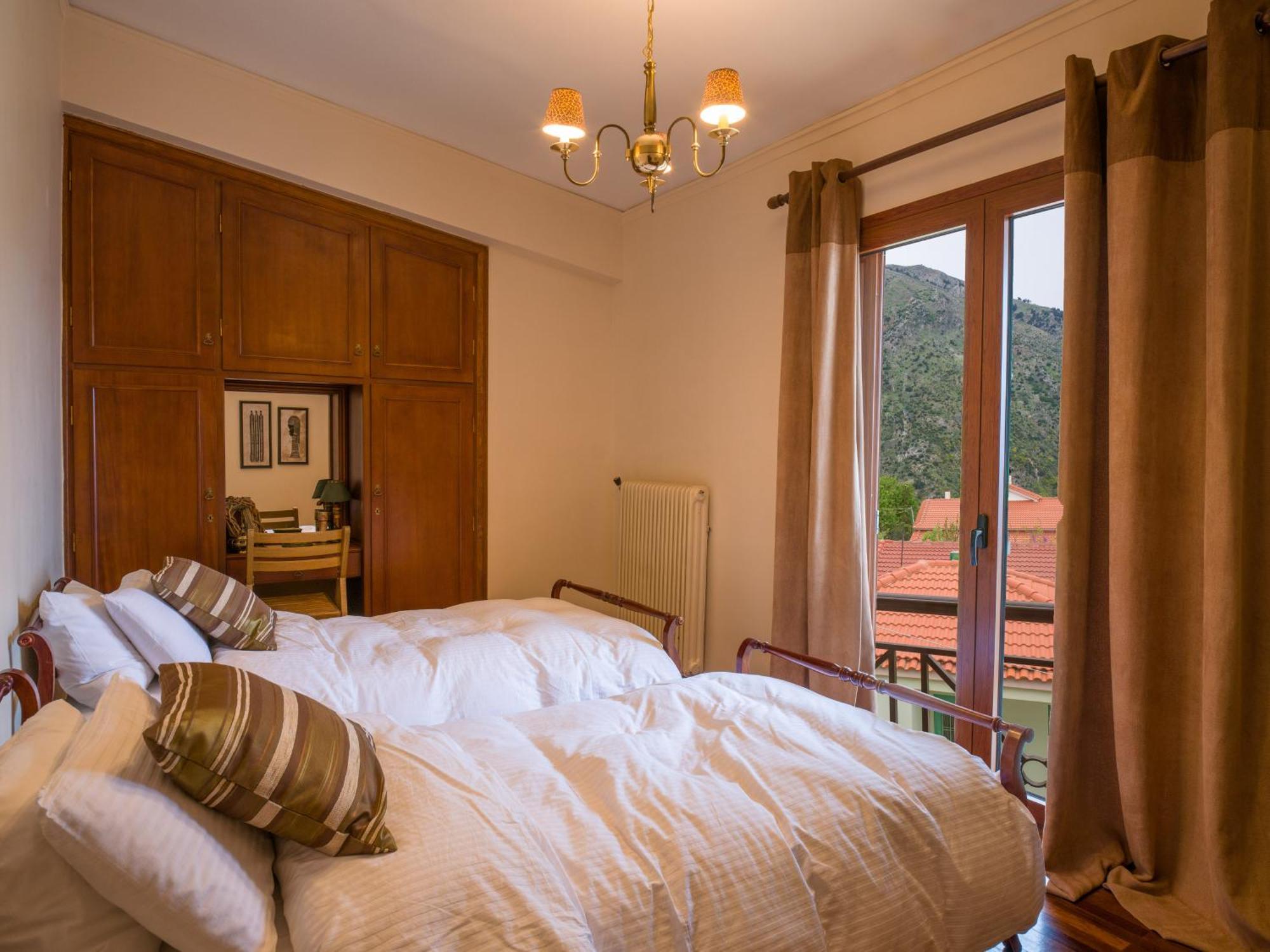 Traditional Luxury Villa Armonia Aigio Bagian luar foto