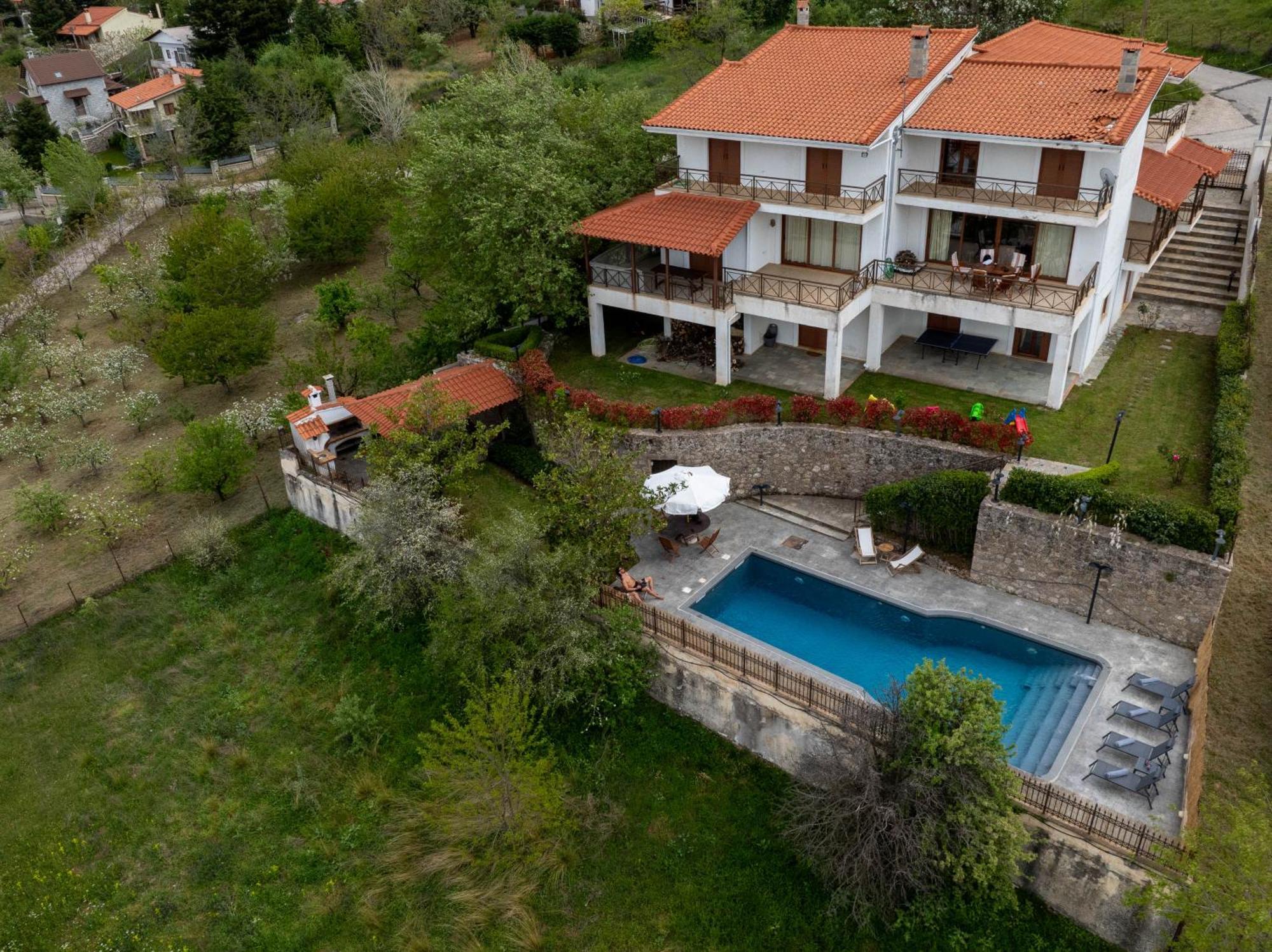 Traditional Luxury Villa Armonia Aigio Bagian luar foto