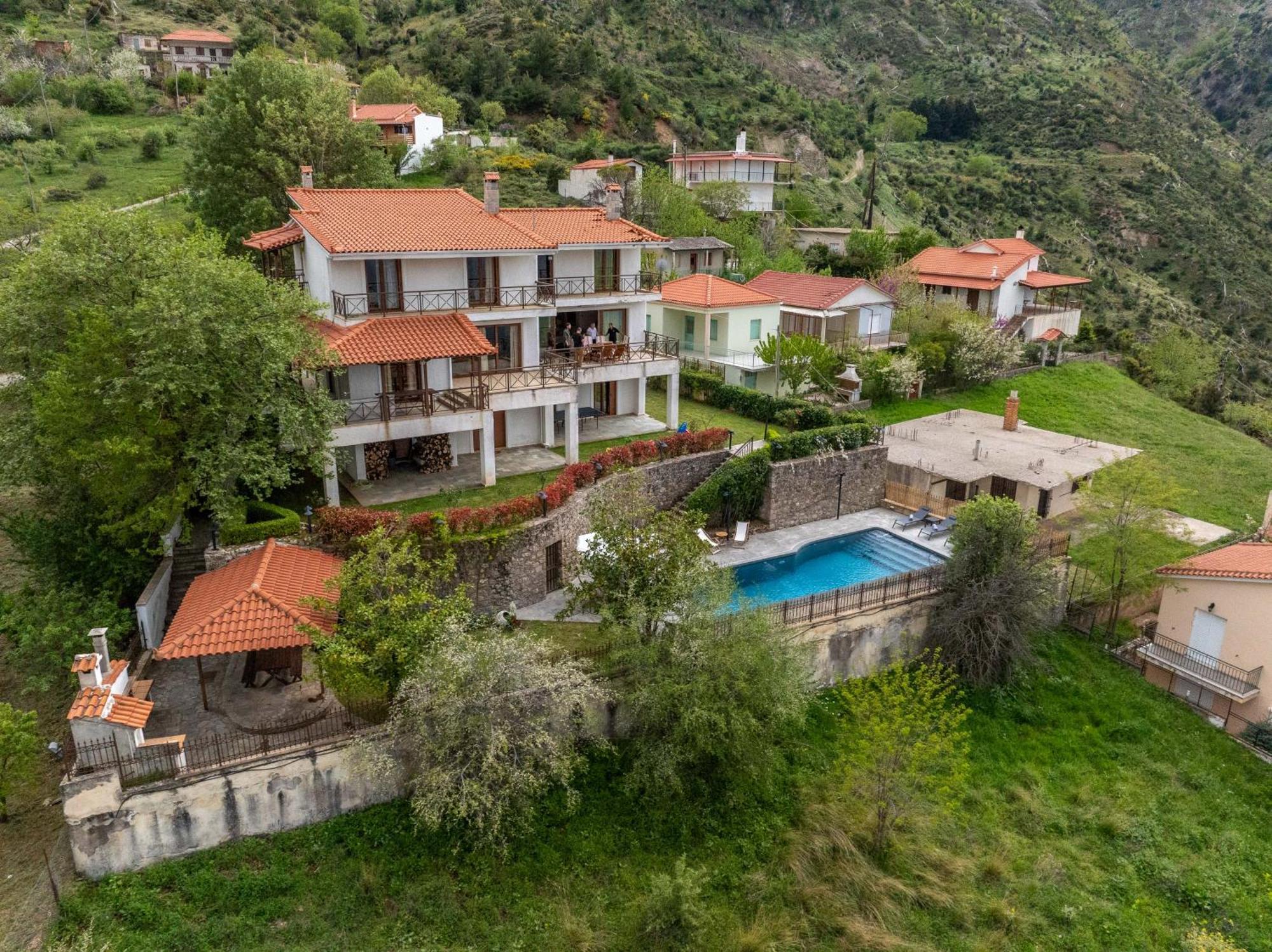 Traditional Luxury Villa Armonia Aigio Bagian luar foto